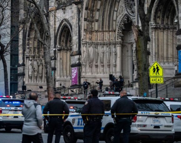 Μανχάταν : Αστυνομικοί γάζωσαν άντρα που πυροβολούσε έξω από τον καθεδρικό και φώναζε «σκοτώστε με»