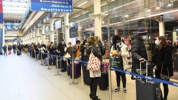 Μετάλλαξη κοροναϊού : Όπου φύγει – φύγει οι Βρετανοί – Χαμός σε αεροδρόμια και σιδηροδρόμους