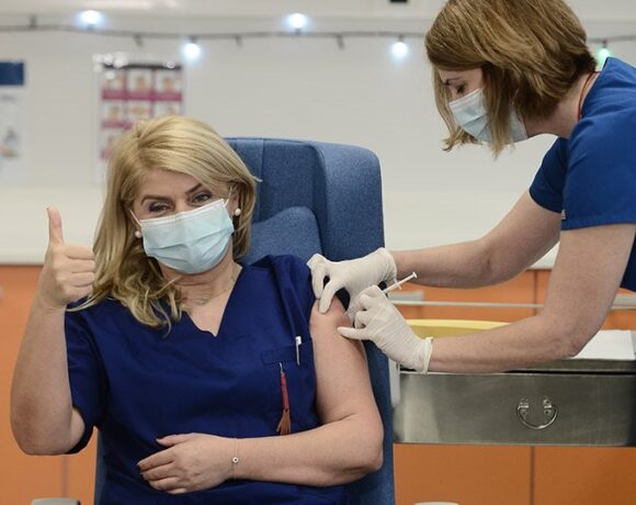 Kορωνοϊός: Νοσηλεύτρια ο πρώτος άνθρωπος που εμβολιάστηκε στην Ελλάδα
