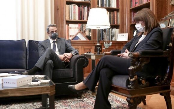 Kορωνοϊός: Σακελλαροπούλου και Μητσοτάκης ανάμεσα στους πρώτους στη λίστα για το εμβόλιο
