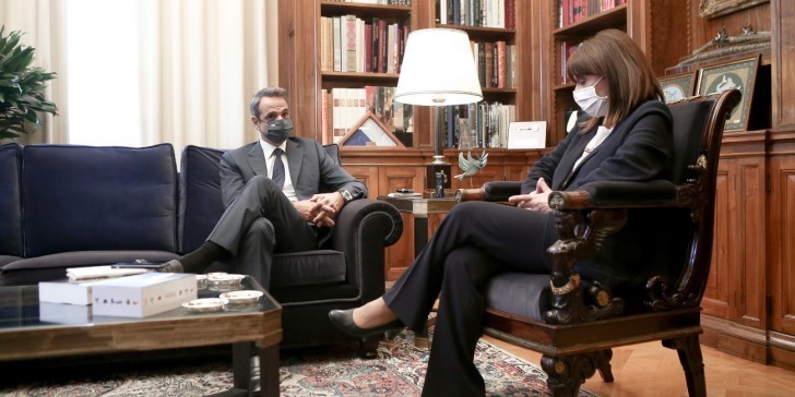 Kορωνοϊός: Σακελλαροπούλου και Μητσοτάκης ανάμεσα στους πρώτους στη λίστα για το εμβόλιο