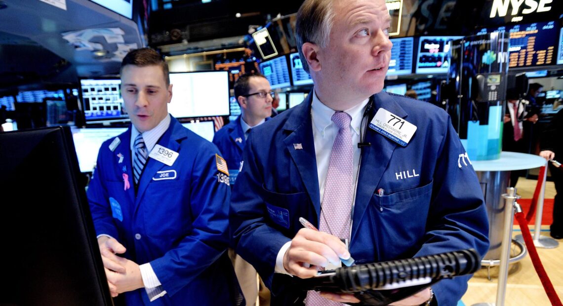 Wall Street: Έναρξη με πτώση εν μέσω αμφιβολιών για το πακέτο στήριξης