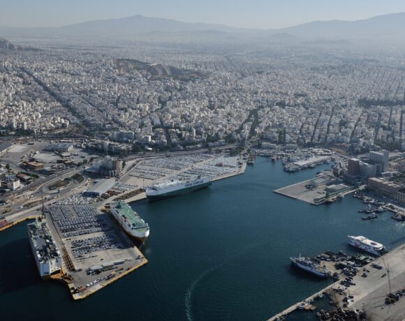 «Έμφραγμα» στα λιμάνια Πειραιά και Θεσσαλονίκης από την απεργία των πλοηγών