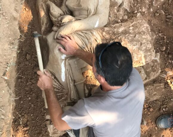 Ανακάλυψη στην Παιανία: Επιτύμβιο μνημείο με δυο γυναικείες μορφές