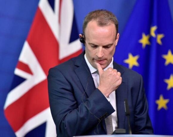 Βρετανία: Έλαβε διαβεβαιώσεις ότι η ΕΕ δεν θα μπλοκάρει τη διάθεση εμβολίων