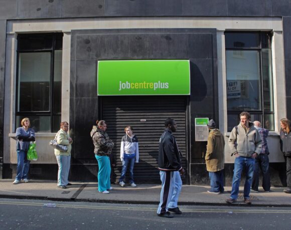 Βρετανία: Στο 5% σκαρφάλωσε η ανεργία – Το υψηλότερο ποσοστό από το 2016