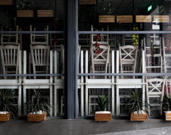 Δερμιτζάκης: Άνοιγμα της εστίασης σε 3 εβδομάδες αλλά μόνο με τραπεζάκια έξω