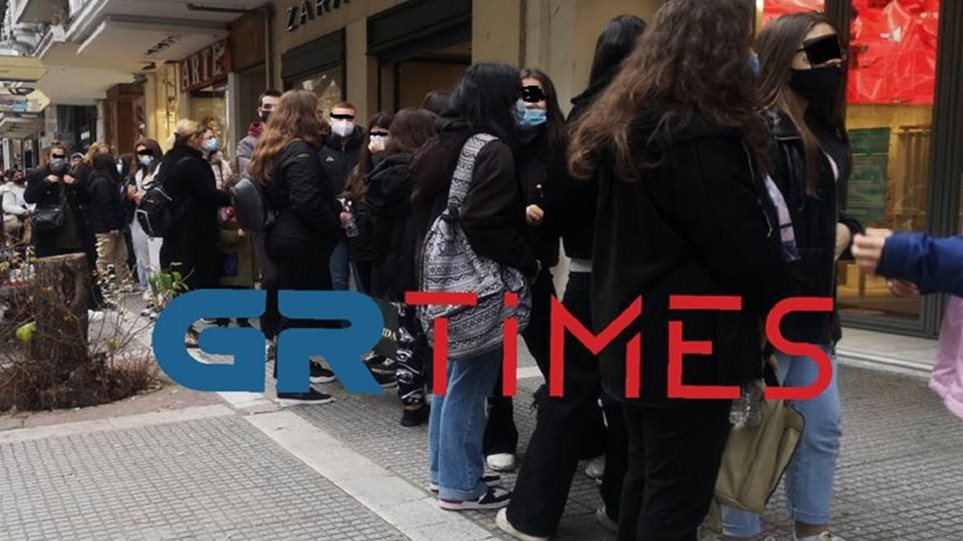 Θεσσαλονίκη: Συνωστισμός στους δρόμους – Ατελείωτες ουρές έξω από καταστήματα