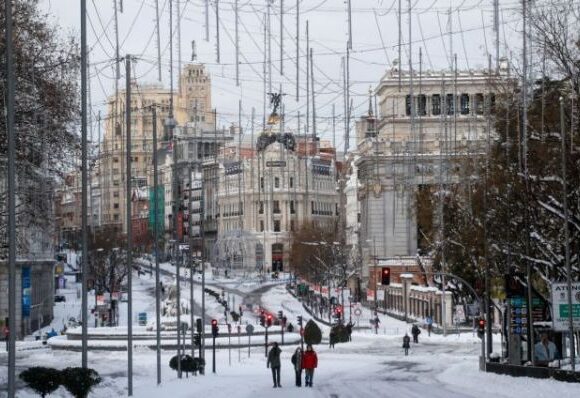 Ισπανία : Παρέλυσε η κυκλοφορία εξαιτίας σφοδρής χιονοθύελλας – Μεγάλη κινητοποίηση για τη διανομή των εμβολίων