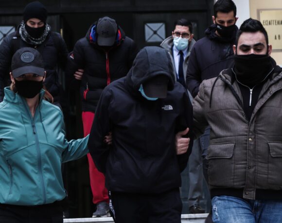 Κακουργηματική δίωξη στα αδέλφια που ξυλοκόπησαν τον σταθμάρχη του Μετρό