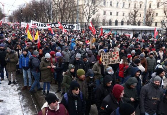 Κοροναϊός – Αυστρία : Στους δρόμους χιλιάδες διαδηλωτές κατά των μέτρων για την πανδημία