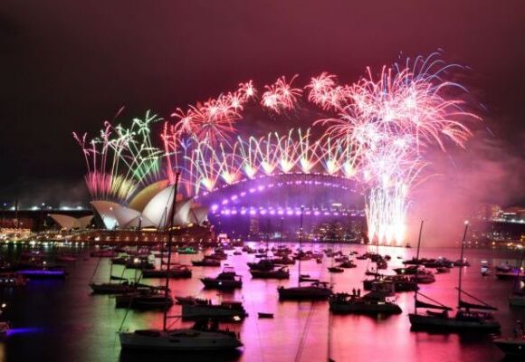 Κοροναϊός : Υπό τη σκιά της πανδημίας η Πρωτοχρονιά σε όλο τον πλανήτη