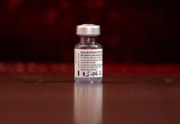 Κοροναϊός : Φουντώνει ο «πόλεμος» των εμβολίων – Η ΕΕ «δείχνει τα δόντια της» ενώ παραδίδεται στην πανδημία