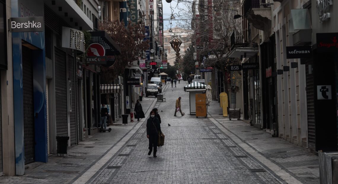 Κορωνοϊός: Στο «κόκκινο» η Αττική λόγω Χριστουγέννων και Πρωτοχρονιάς