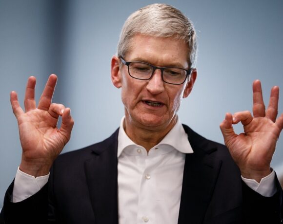 Ο ετήσιος μισθός του Ceo της Apple, Tim Cook, έφτασε τα $14,8 εκατ.