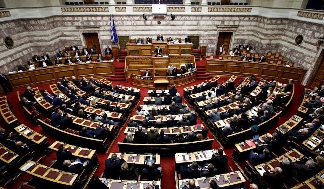 Προ ημερησίας συζήτηση για την πανδημία: Η μάχη των πολιτικών αρχηγών – Δείτε Live