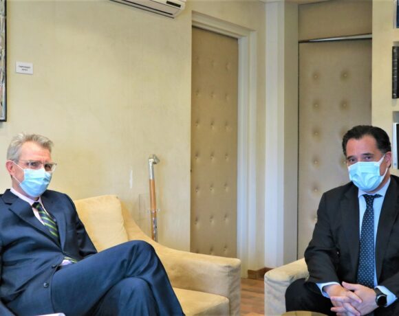 Συνάντηση Γεωργιάδη – Πάιατ: Στο επίκεντρο οι αμερικανικές επενδύσεις στην Ελλάδα