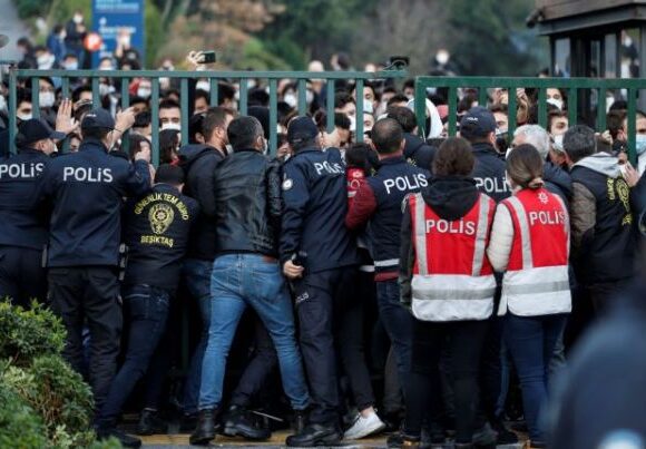 Τουρκία: Συλλήψεις 17 φοιτητών μετά τη διαδήλωση για διορισμό πρύτανη από τον Ερντογάν