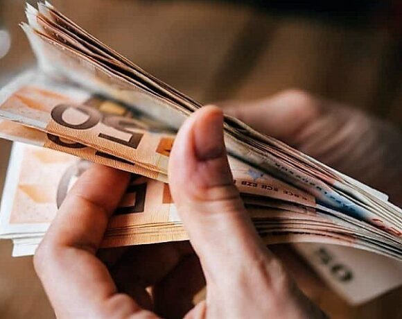 Eπίδομα 400 ευρώ: Πώς θα δοθεί στους επιστήμονες – Τι πρέπει να ξέρετε