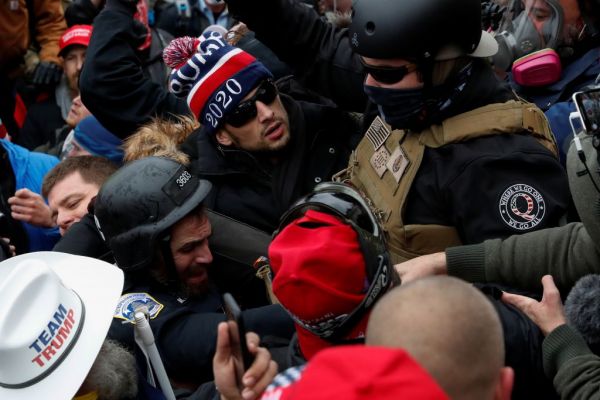 Qanon : Στο μυαλό μιας «ψηφιακής στρατιώτη» του Τραμπ
