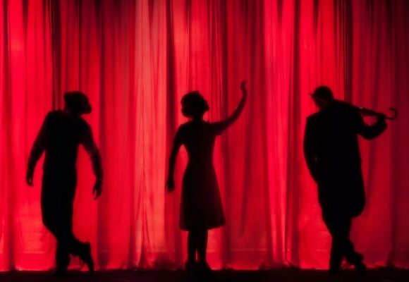 «Αυλαία και πάμε…»: Το θέατρο αποκαλύπτει τη σκοτεινή πλευρά και τα σκάνδαλά του