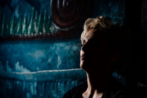 Η εικαστικός Ειρήνη Γκόγκουα μετατρέπει κεφαλάρια σε έργα τέχνης