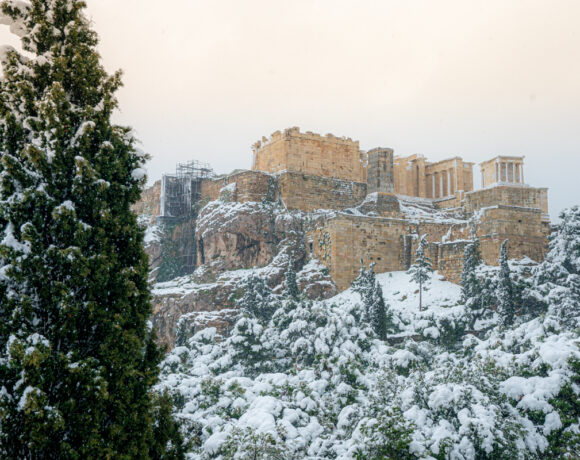 Ιn Pictures: Snow Covers Athens