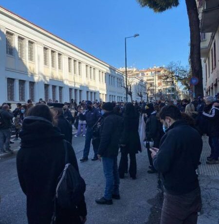 Καλλιτέχνες και ηθοποιοί έξω από το υπ