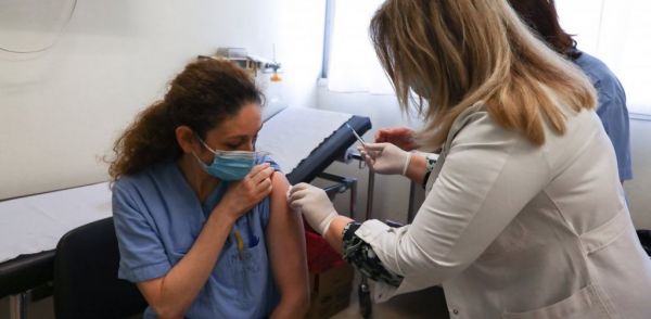 Κοροναϊός : Γιατί οι υγειονομικοί αρνούνται να εμβολιαστούν;