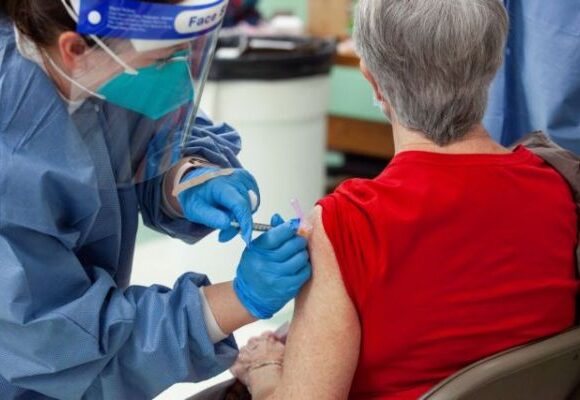 Κοροναϊός : «Σεισμός» από τις αποκαλύψεις του τσέχου πρωθυπουργού για μαύρη αγορά εμβολίων