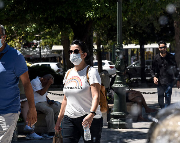 Κορωνοϊός: «Καμπανάκι» για κρούσματα και μεταλλάξεις – Σήμερα οι ανακοινώσεις για τη διπλή μάσκα