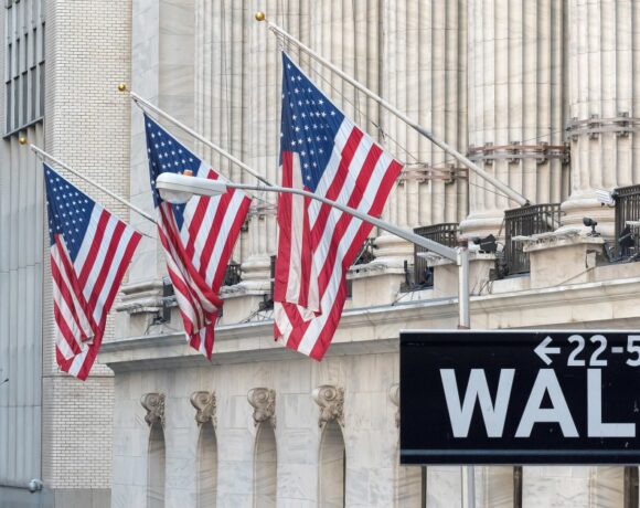 Μικτά πρόσημα στη Wall Street – Σε νέο ρεκόρο ο Dow Jones