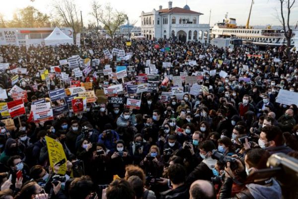 Ο Ερντογάν αντεπιτίθεται σε Γαλλία και ΗΠΑ, ενώ φοιτητικές διαδηλώσεις συγκλονίζουν την Τουρκία