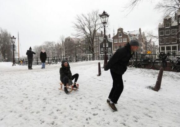 Ολλανδία : Η πιο ισχυρή χιονοθύελλα της τελευταίας δεκαετίας σαρώνει τη χώρα