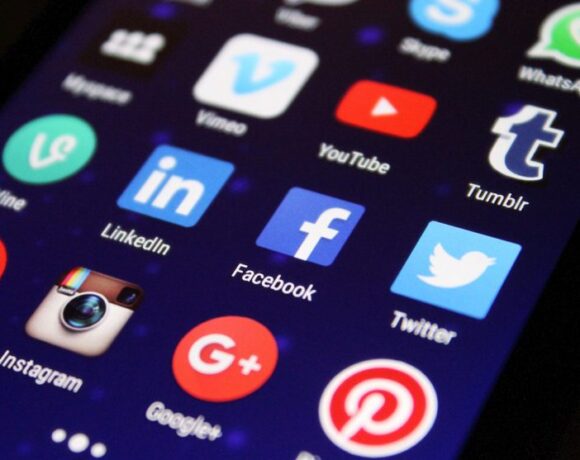 Google, Facebook, Microsoft, Twitter, Tik Tok: Πώς πολεμούν την παραπληροφόρηση για τα εμβόλια