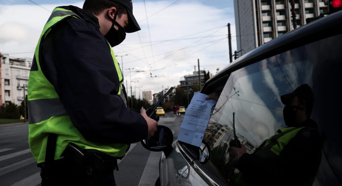 Lockdown στην Αττική: Πόσα άτομα επιτρέπονται στο αυτοκίνητο και το ταξί μετά τα νέα μέτρα