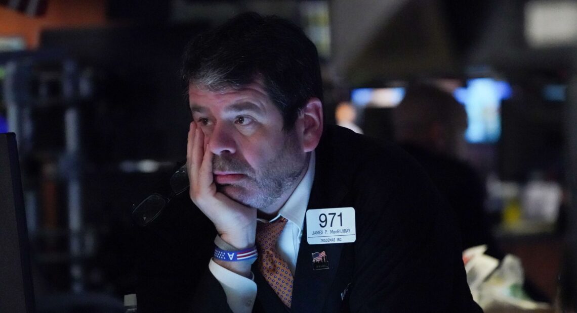 Wall Street: Ισχυρές πιέσεις στο Dow Jones – Κατρακύλα 360 μονάδων