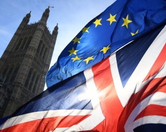 Brexit: Γιατί η ΕΕ απειλεί ξανά με νομικά μέτρα τη Βρετανία (vid)