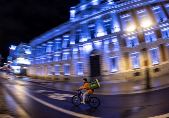 Ισπανία: Οι διανομείς φαγητού θα θεωρούνται μισθωτοί – Ισπανική «πρωτιά» στην ΕΕ