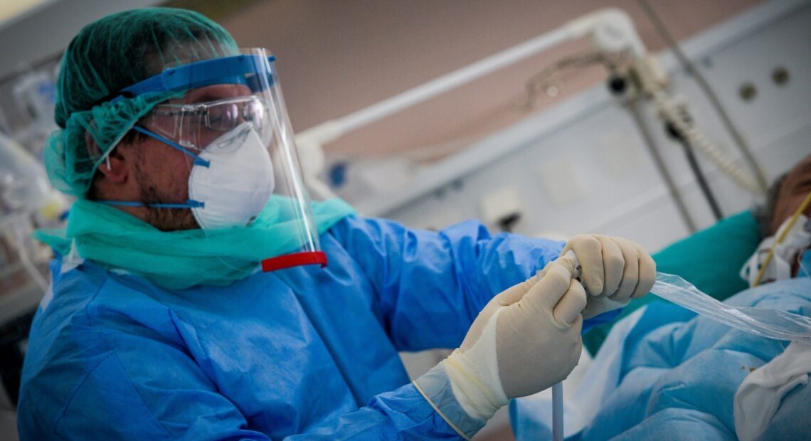 Κορωνοϊός: Αυξάνονται διαρκώς οι διασωληνωμένοι – Επικρατούν οι μεταλλάξεις σε όλη τη χώρα