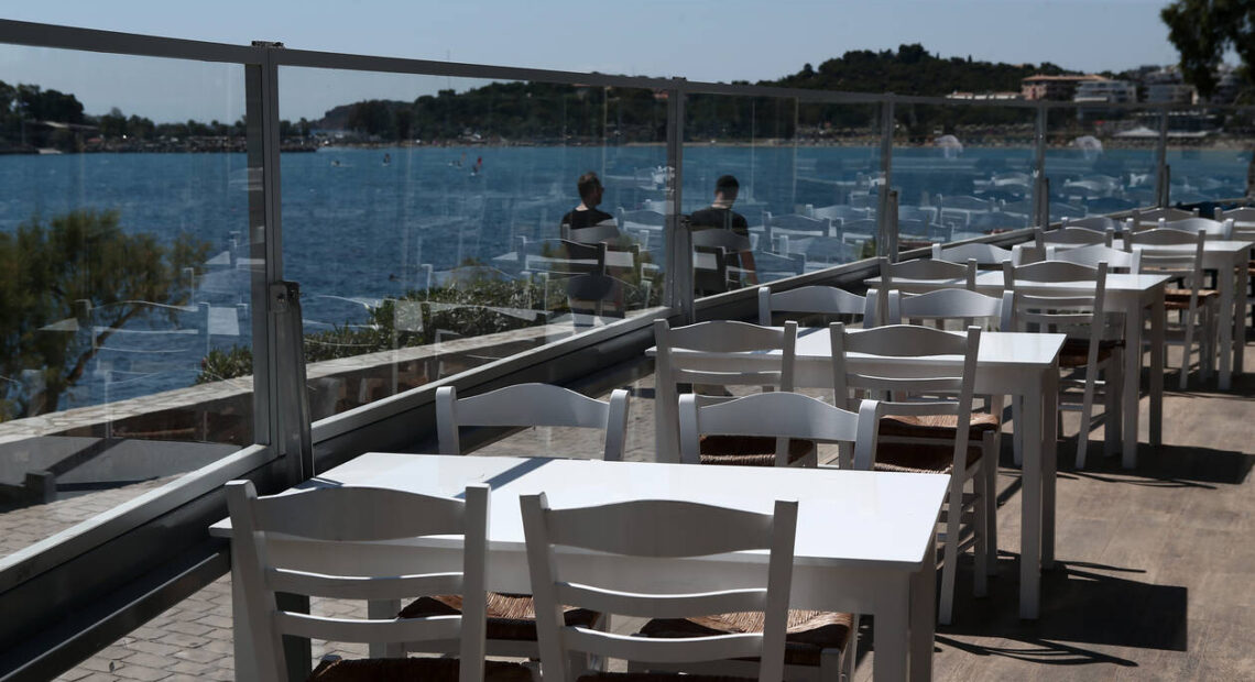 Μείωση του τιμήματος για τις νέες άδειες απλής χρήσης αιγιαλού ζητούν οι εστιάτορες Αττικής