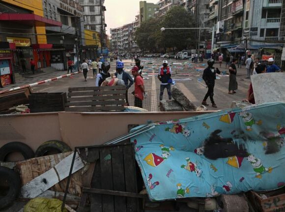 Μιανμάρ : Συνεχίζεται το χάος, 15 νεκροί σε συγκρούσεις – Τι ζητά η Κίνα