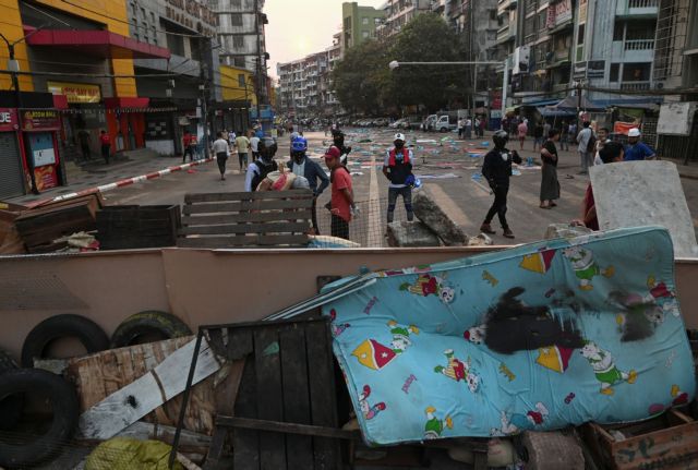 Μιανμάρ : Συνεχίζεται το χάος, 15 νεκροί σε συγκρούσεις – Τι ζητά η Κίνα
