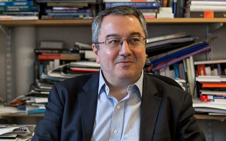 Μόσιαλος: Η απάντηση στις θεωρίες συνωμοσίας για τους θανάτους λόγω εμβολιασμών