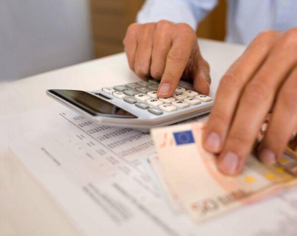 Ποιοι εργαζόμενοι θα δουν τις μεγαλύτερες αυξήσεις στο πορτοφόλι τους το 2022 (vid)