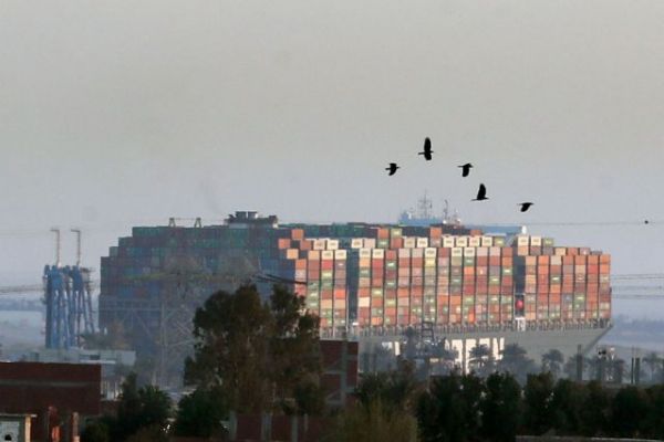 Σουέζ : Κινείται η πρύμνη του πλοίου που έφραξε τη Διώρυγα