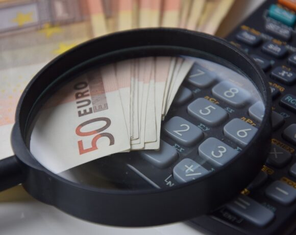 Στο σταυροδρόμι μεταξύ πανδημίας και ανάπτυξης η οικονομία