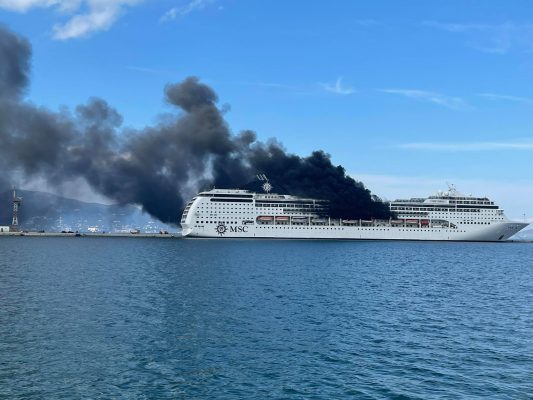 ΣΥΜΒΑΙΝΕΙ ΤΩΡΑ: Καίγεται κρουαζιερόπλοιο της MSC στην Κέρκυρα | VIDEO