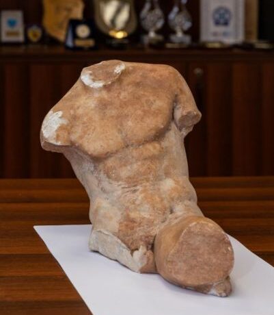 Συνελήφθη άνδρας που προσπάθησε να πουλήσει άγαλμα του 5ου αιώνα