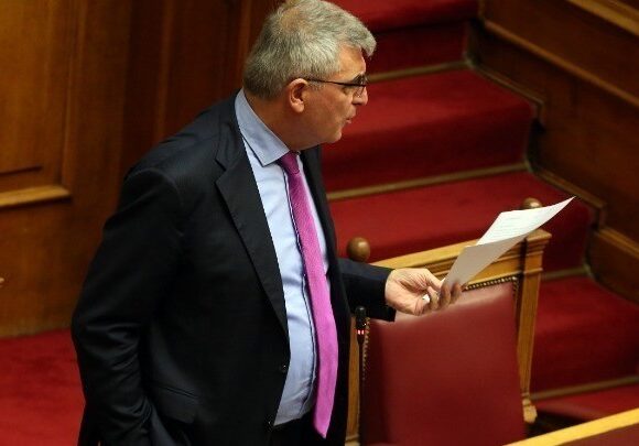 Τσακλόγλου: Συνάντηση με την Ομοσπονδία των Εργαζομένων στον Επισιτισμό και τον Τουρισμό